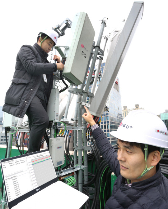 LG유플러스가 서울 강남역 인근에 5G 시험기지국을 연다. LG유플러스 직원들이 5G 시험기지국에서 네트워크 장비를 점검하고 있다.  LG유플러스 제공